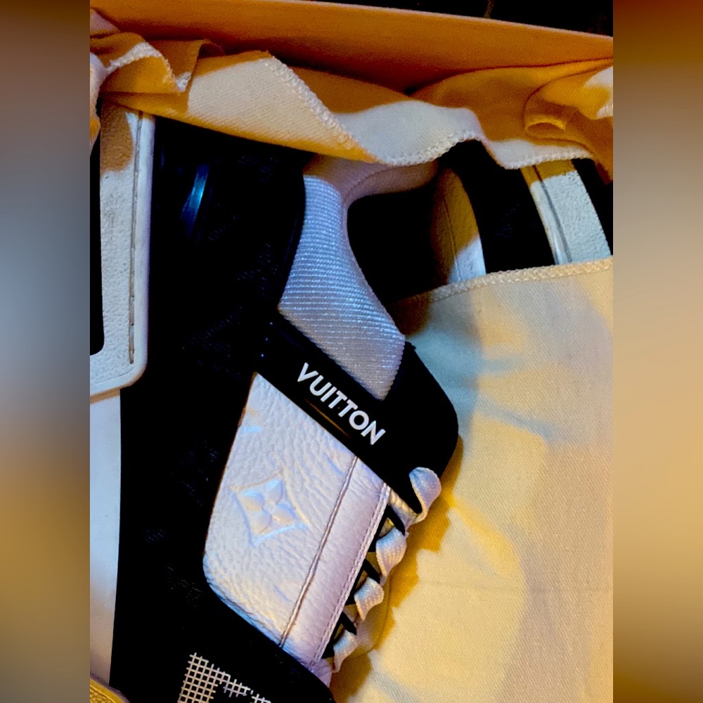 Luis Vuttion Black and White 8.5